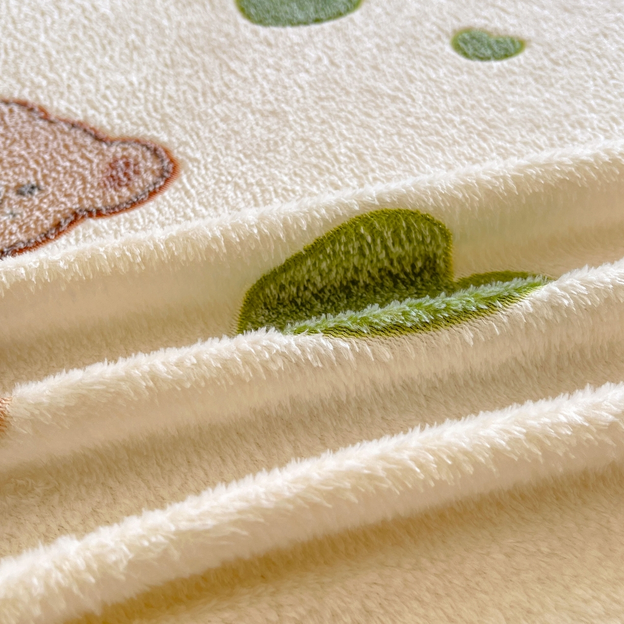 91家纺网 家纺一手货源 找家纺 牵梦萦家纺 2025新款雪花绒立体包边床笠 心动小熊