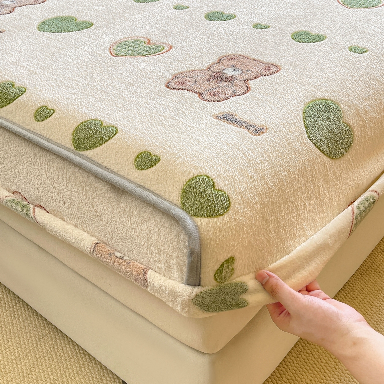 91家纺网 家纺一手货源 找家纺 牵梦萦家纺 2025新款雪花绒立体包边床笠 心动小熊