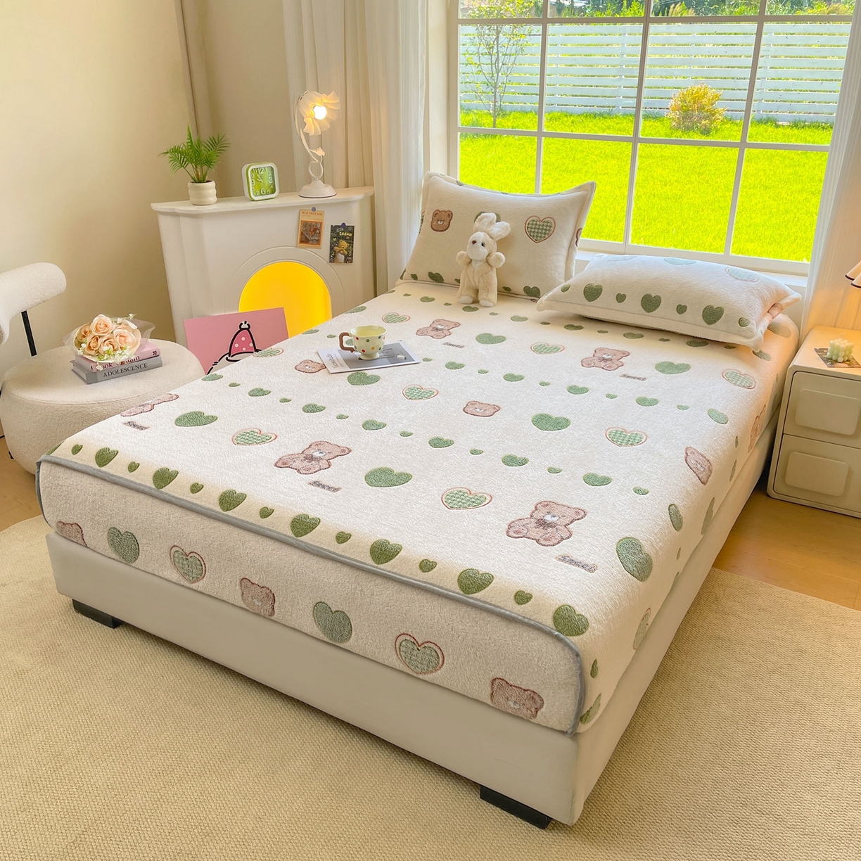 91家纺网 家纺一手货源 找家纺 牵梦萦家纺 2025新款雪花绒立体包边床笠 心动小熊