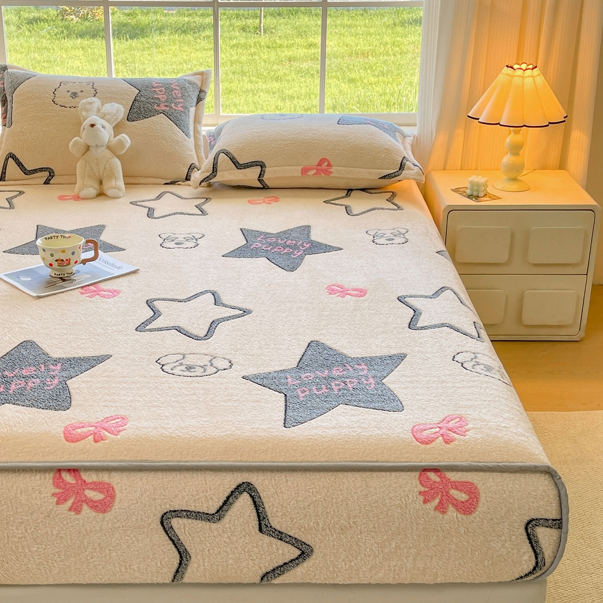 91家纺网 家纺一手货源 找家纺 牵梦萦家纺 2025新款雪花绒立体包边床笠 幸运狗