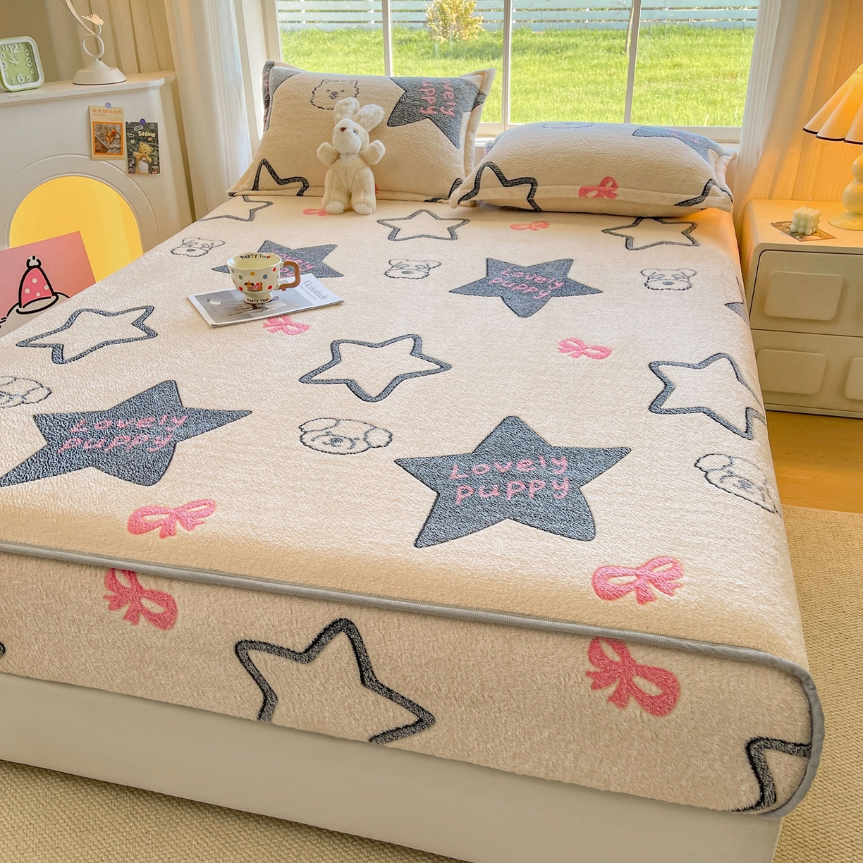 91家纺网 家纺一手货源 找家纺 牵梦萦家纺 2025新款雪花绒立体包边床笠 幸运狗