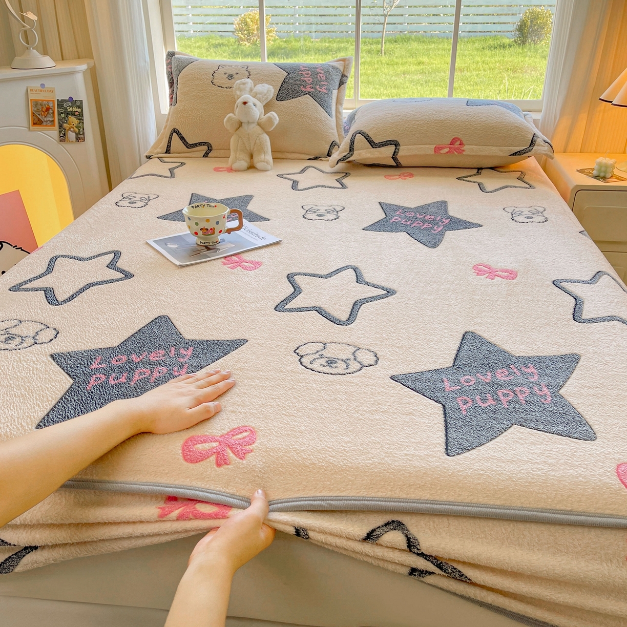 91家纺网 家纺一手货源 找家纺 牵梦萦家纺 2025新款雪花绒立体包边床笠 幸运狗