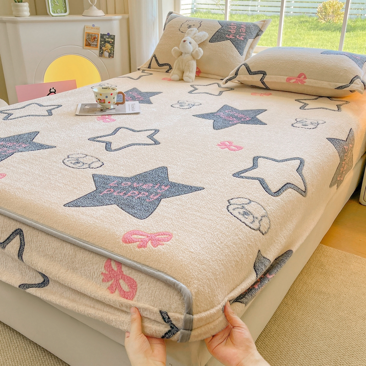 91家纺网 家纺一手货源 找家纺 牵梦萦家纺 2025新款雪花绒立体包边床笠 幸运狗