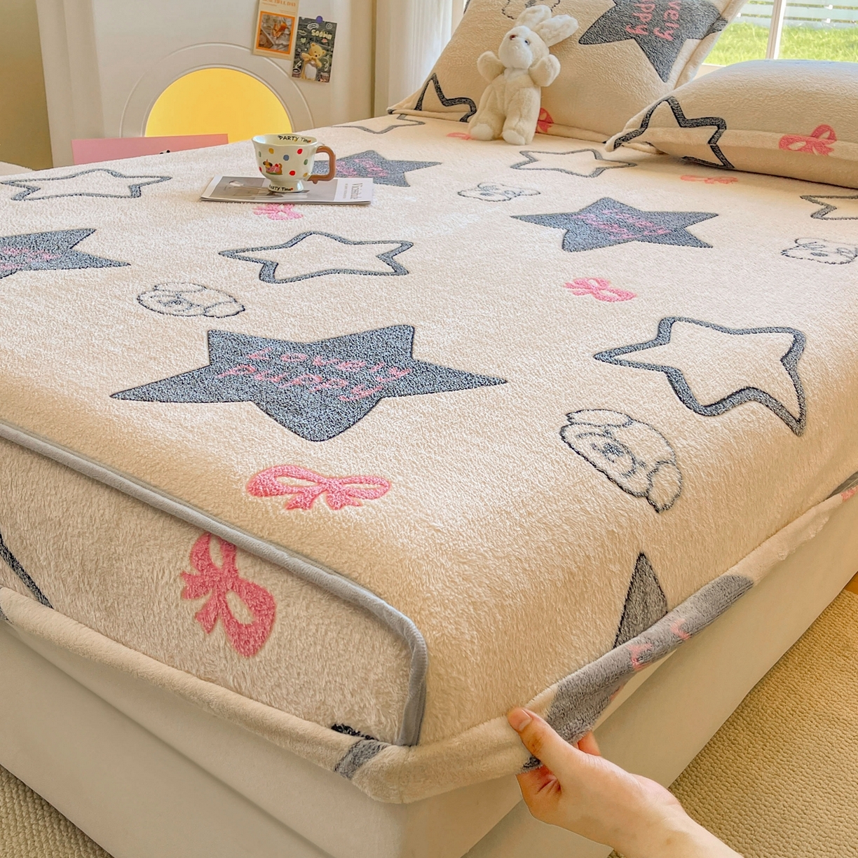 91家纺网 家纺一手货源 找家纺 牵梦萦家纺 2025新款雪花绒立体包边床笠 幸运狗