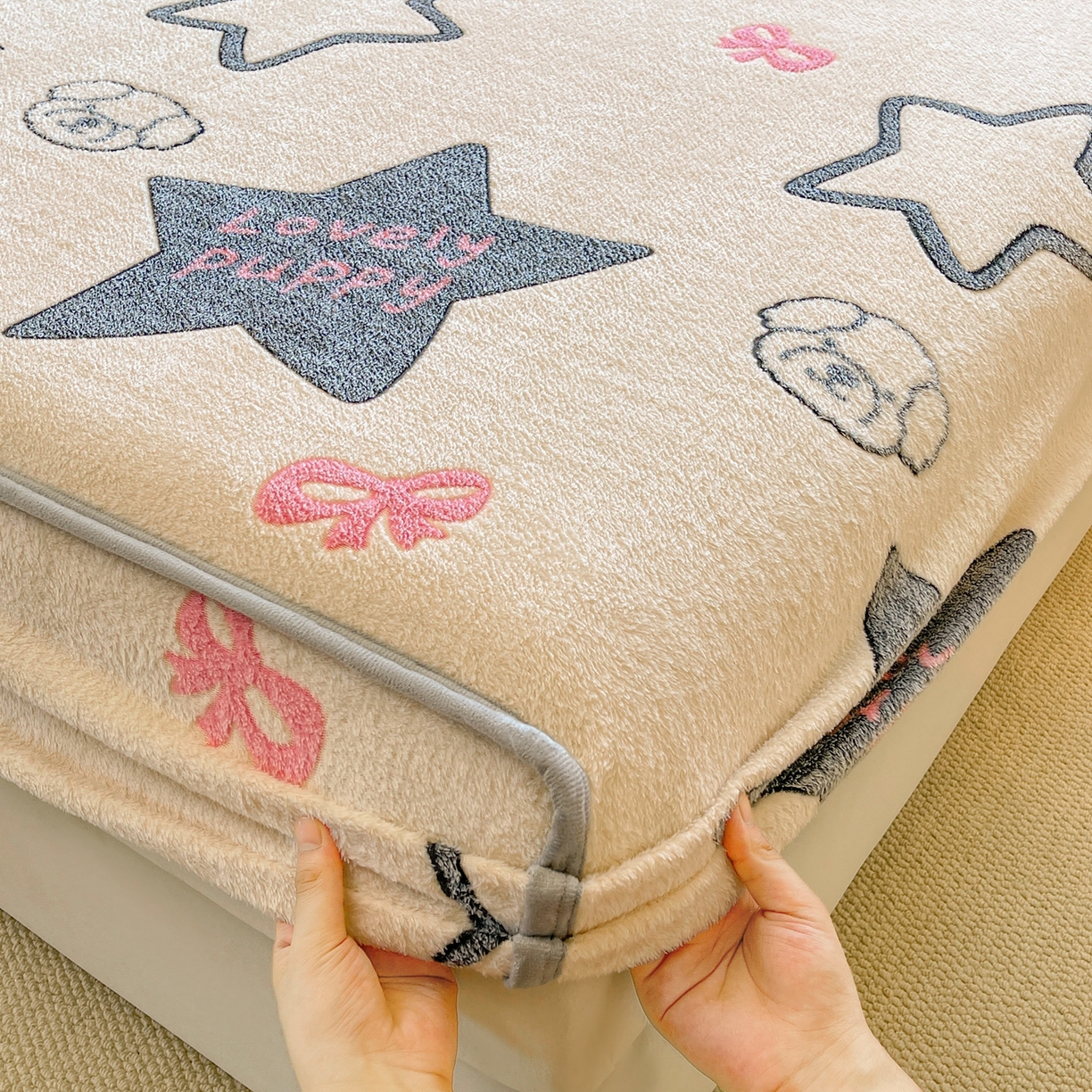 91家纺网 家纺一手货源 找家纺 牵梦萦家纺 2025新款雪花绒立体包边床笠 幸运狗