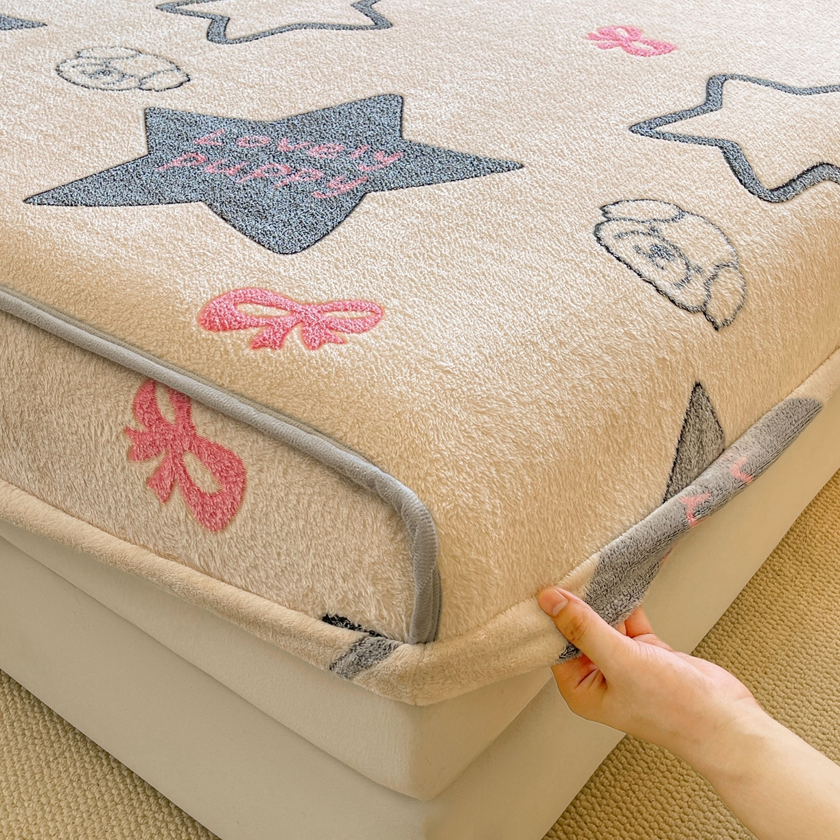 91家纺网 家纺一手货源 找家纺 牵梦萦家纺 2025新款雪花绒立体包边床笠 幸运狗