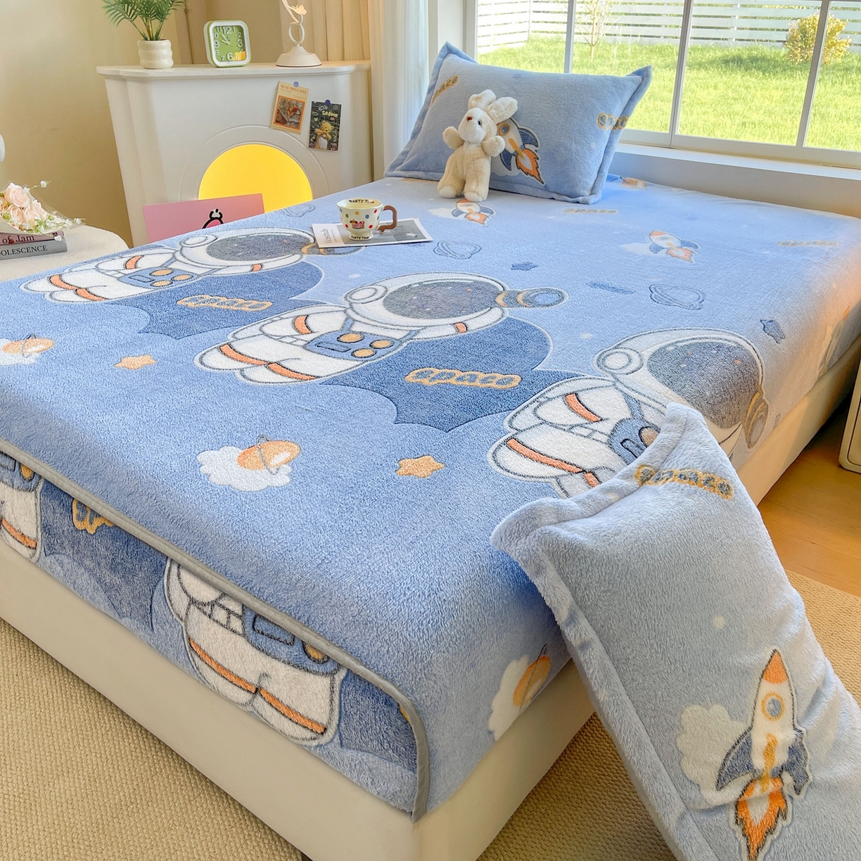 91家纺网 家纺一手货源 找家纺 牵梦萦家纺 2025新款雪花绒立体包边床笠 宇航员