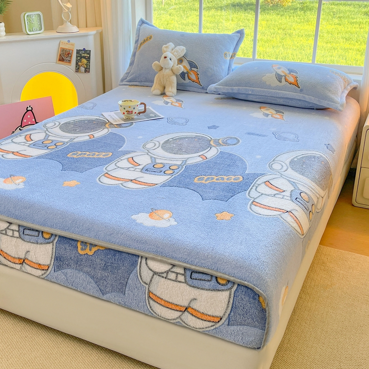 91家纺网 家纺一手货源 找家纺 牵梦萦家纺 2025新款雪花绒立体包边床笠 宇航员