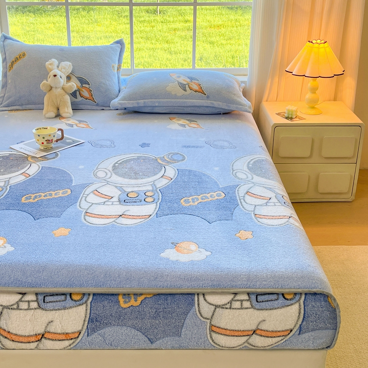 91家纺网 家纺一手货源 找家纺 牵梦萦家纺 2025新款雪花绒立体包边床笠 宇航员