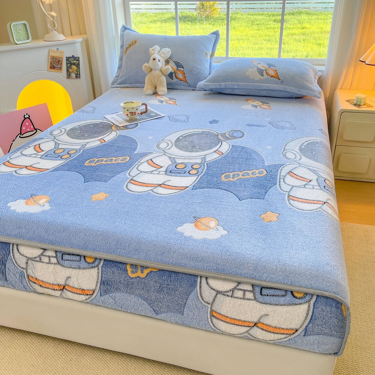 91家纺网 家纺一手货源 找家纺 牵梦萦家纺 2025新款雪花绒立体包边床笠 宇航员