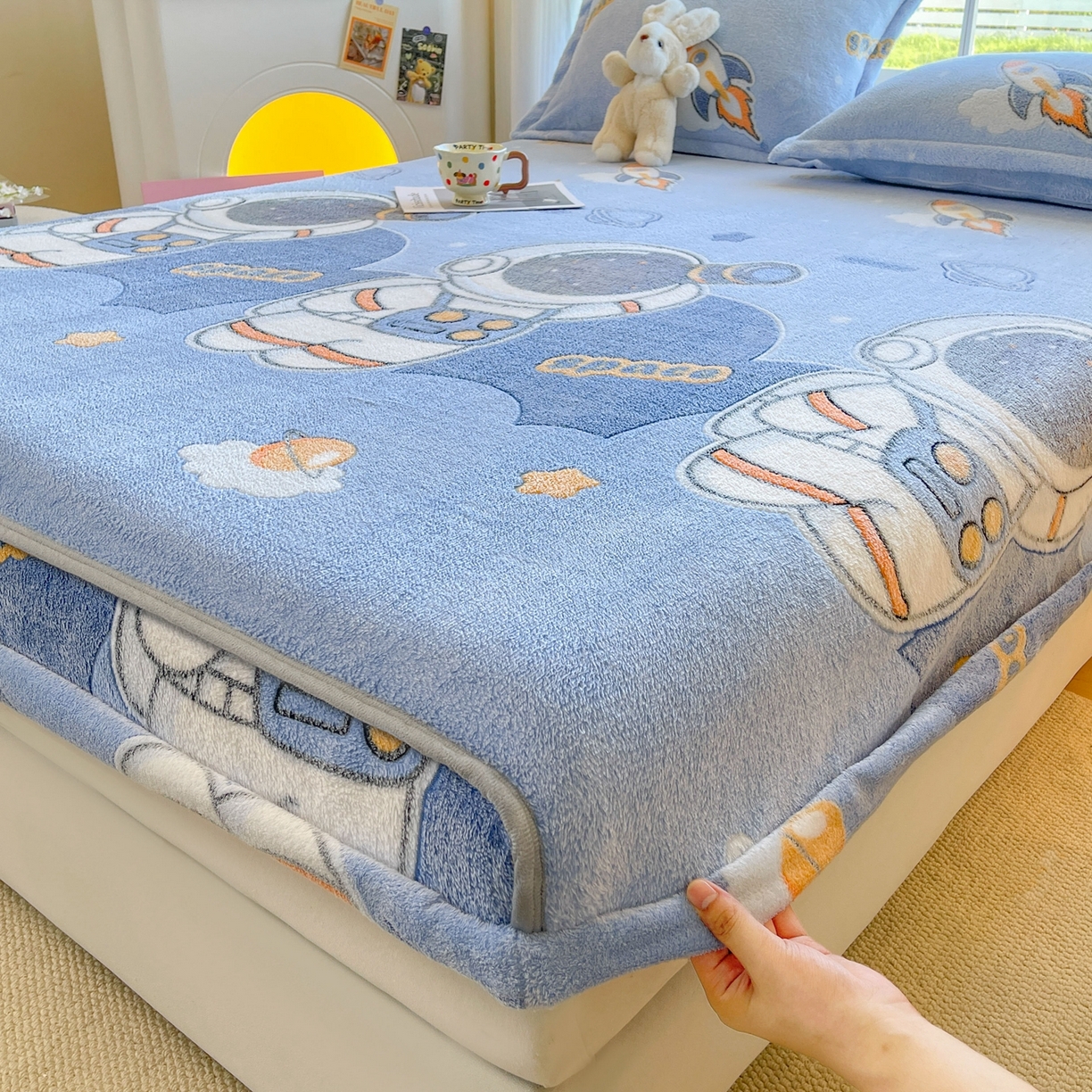 91家纺网 家纺一手货源 找家纺 牵梦萦家纺 2025新款雪花绒立体包边床笠 宇航员