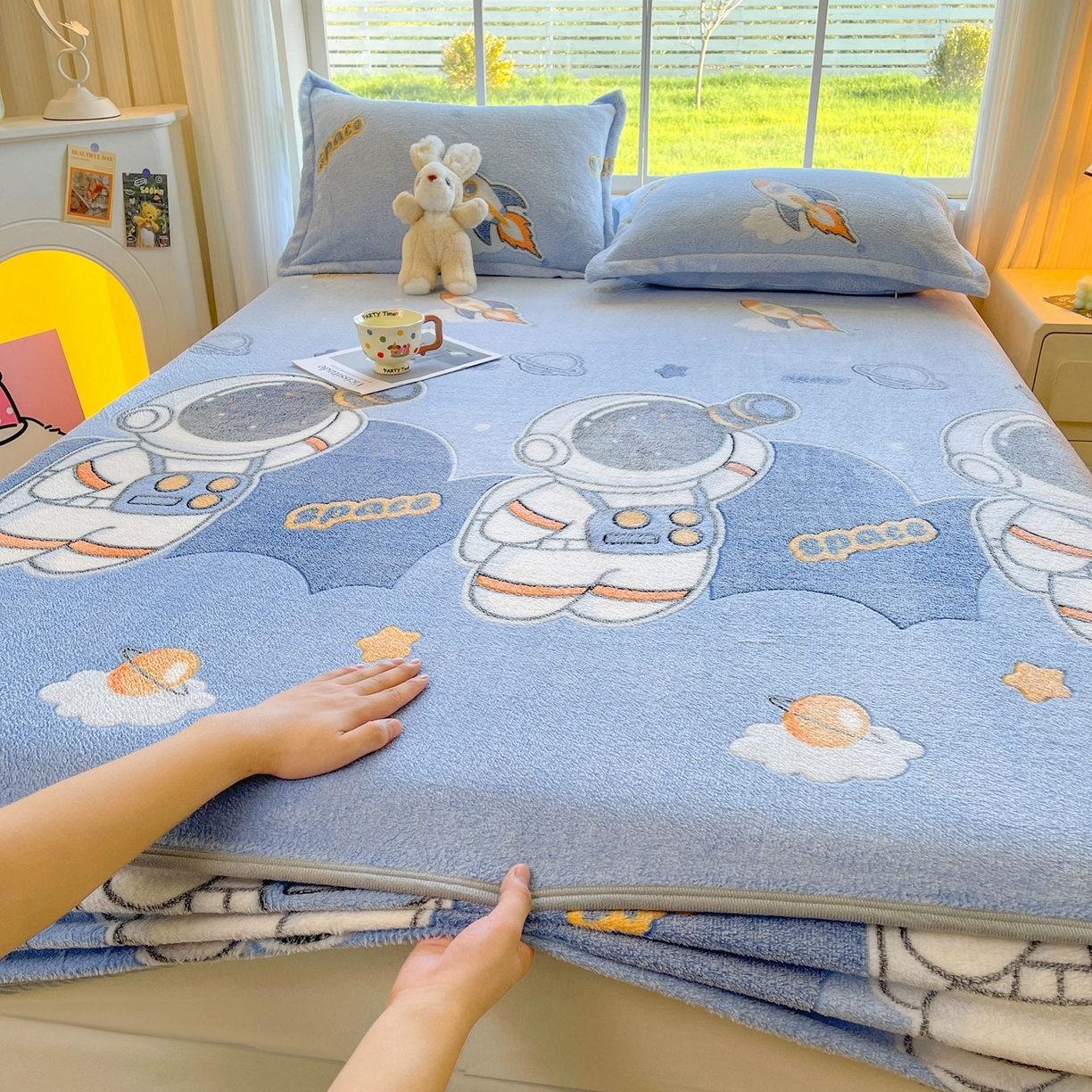 91家纺网 家纺一手货源 找家纺 牵梦萦家纺 2025新款雪花绒立体包边床笠 宇航员