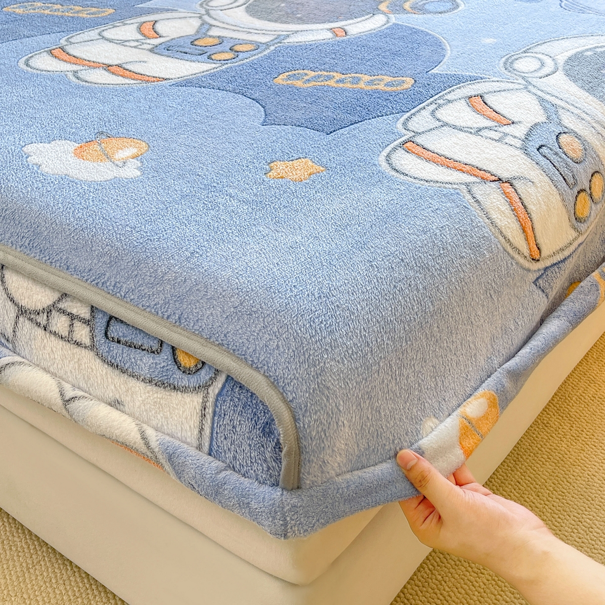 91家纺网 家纺一手货源 找家纺 牵梦萦家纺 2025新款雪花绒立体包边床笠 宇航员