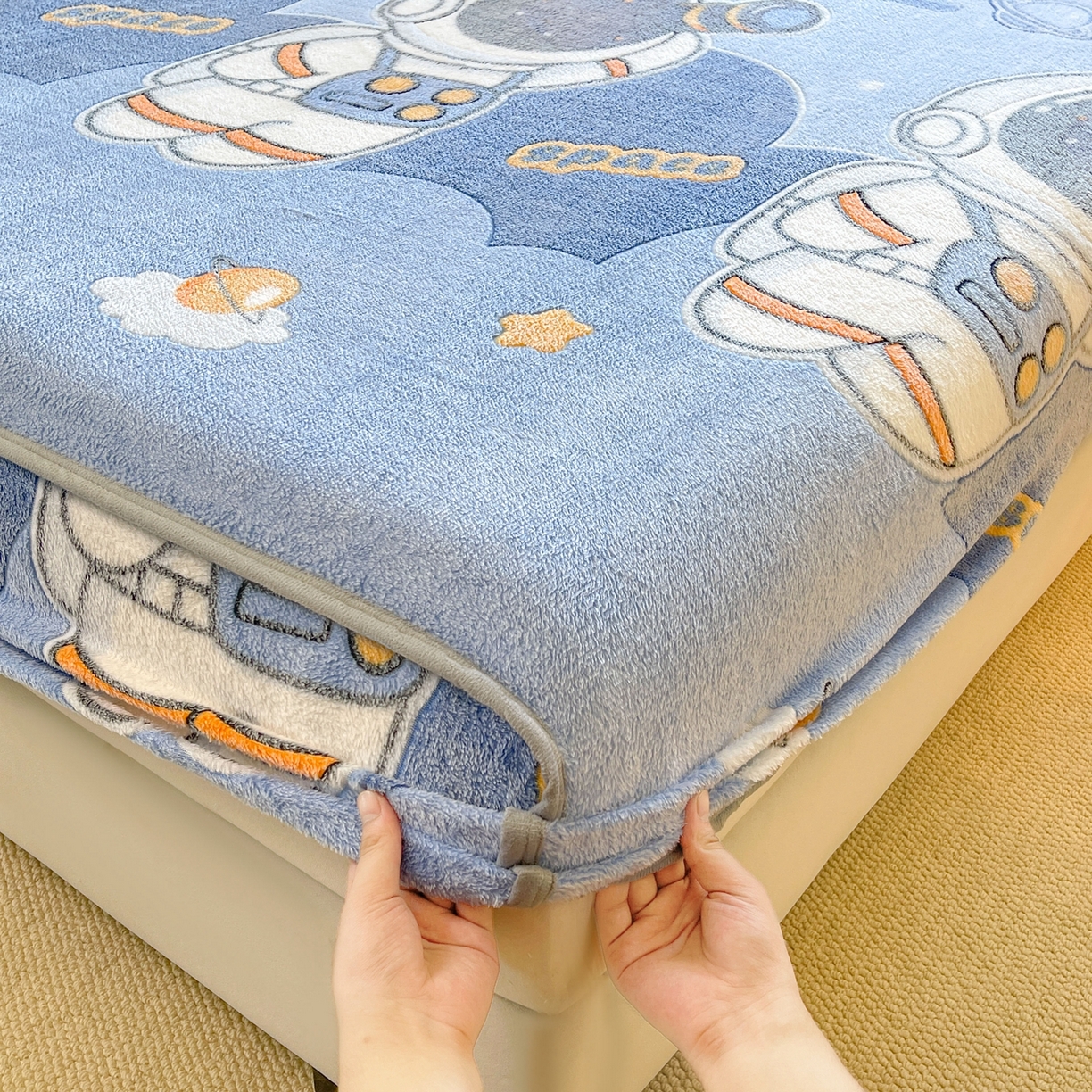 91家纺网 家纺一手货源 找家纺 牵梦萦家纺 2025新款雪花绒立体包边床笠 宇航员