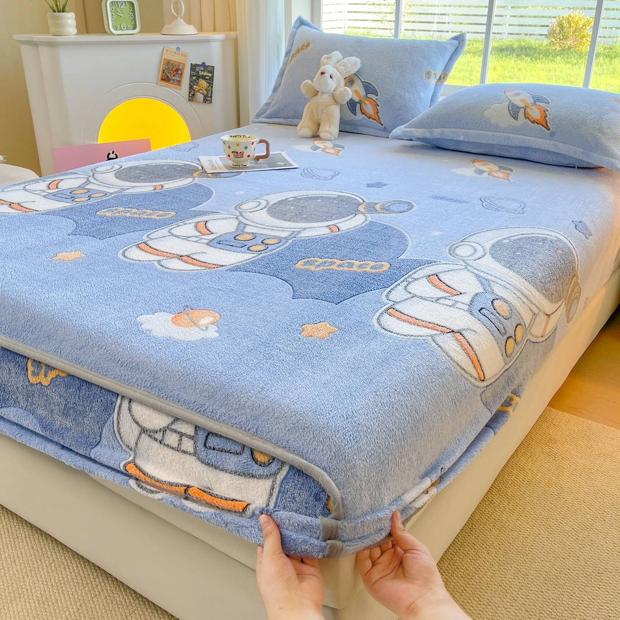 91家纺网 家纺一手货源 找家纺 牵梦萦家纺 2025新款雪花绒立体包边床笠 宇航员