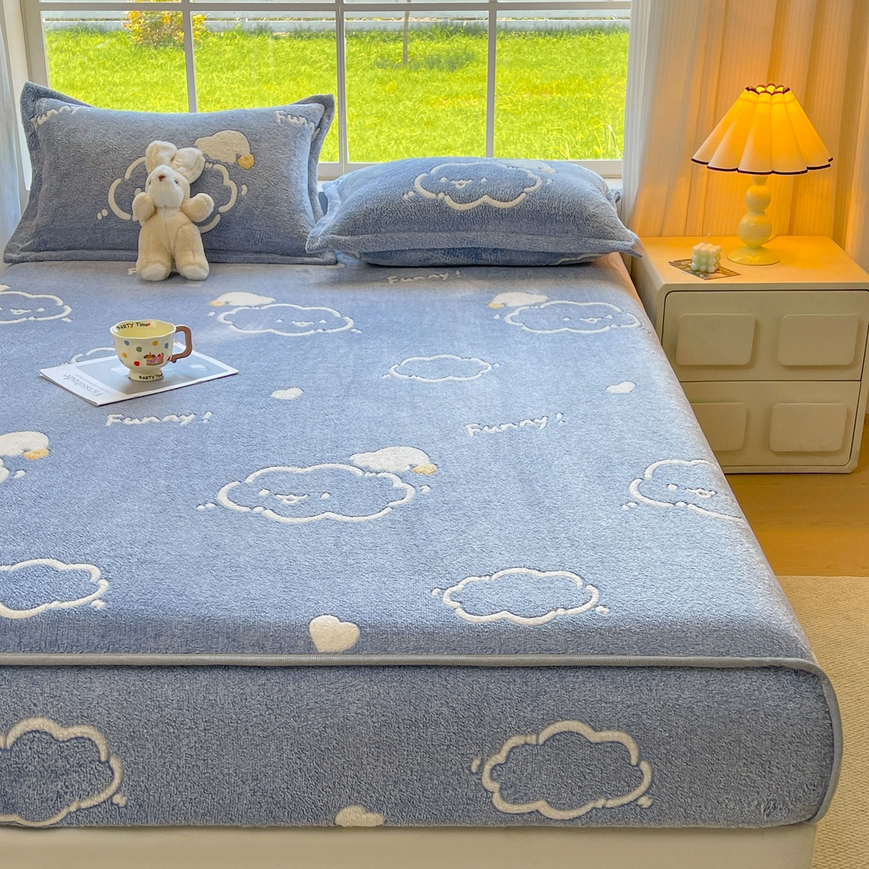 91家纺网 家纺一手货源 找家纺 牵梦萦家纺 2025新款雪花绒立体包边床笠 云朵