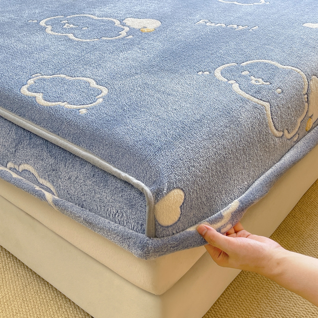 91家纺网 家纺一手货源 找家纺 牵梦萦家纺 2025新款雪花绒立体包边床笠 云朵