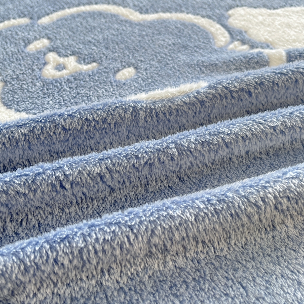 91家纺网 家纺一手货源 找家纺 牵梦萦家纺 2025新款雪花绒立体包边床笠 云朵