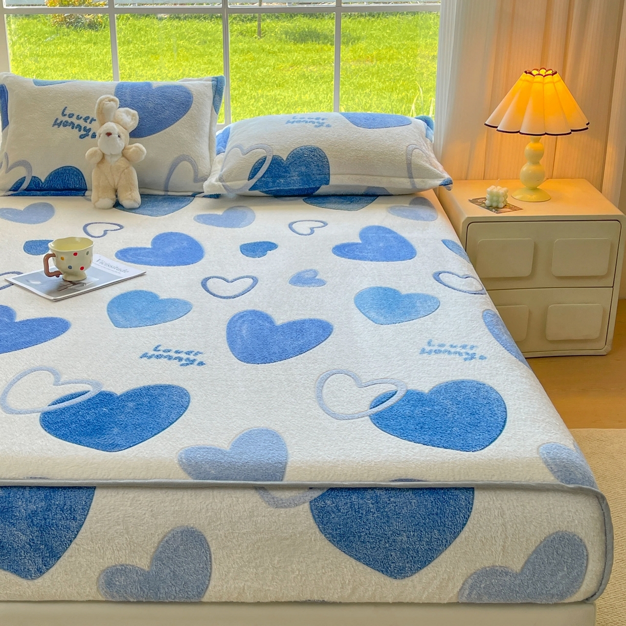 91家纺网 家纺一手货源 找家纺 牵梦萦家纺 2025新款雪花绒立体包边床笠 真爱心语