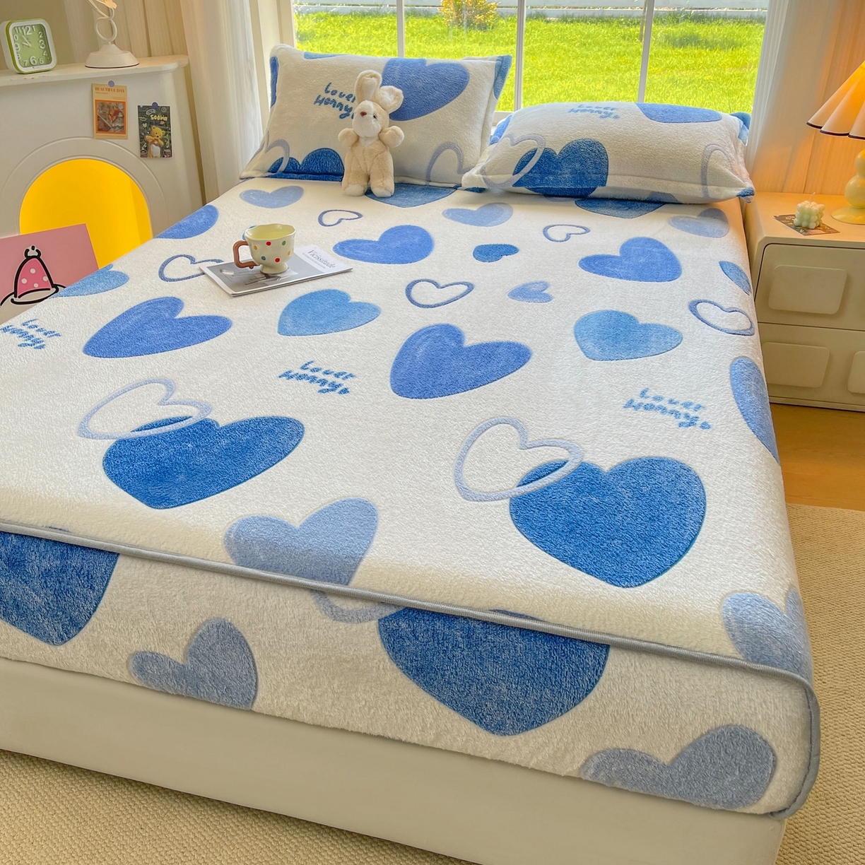 91家纺网 家纺一手货源 找家纺 牵梦萦家纺 2025新款雪花绒立体包边床笠 真爱心语