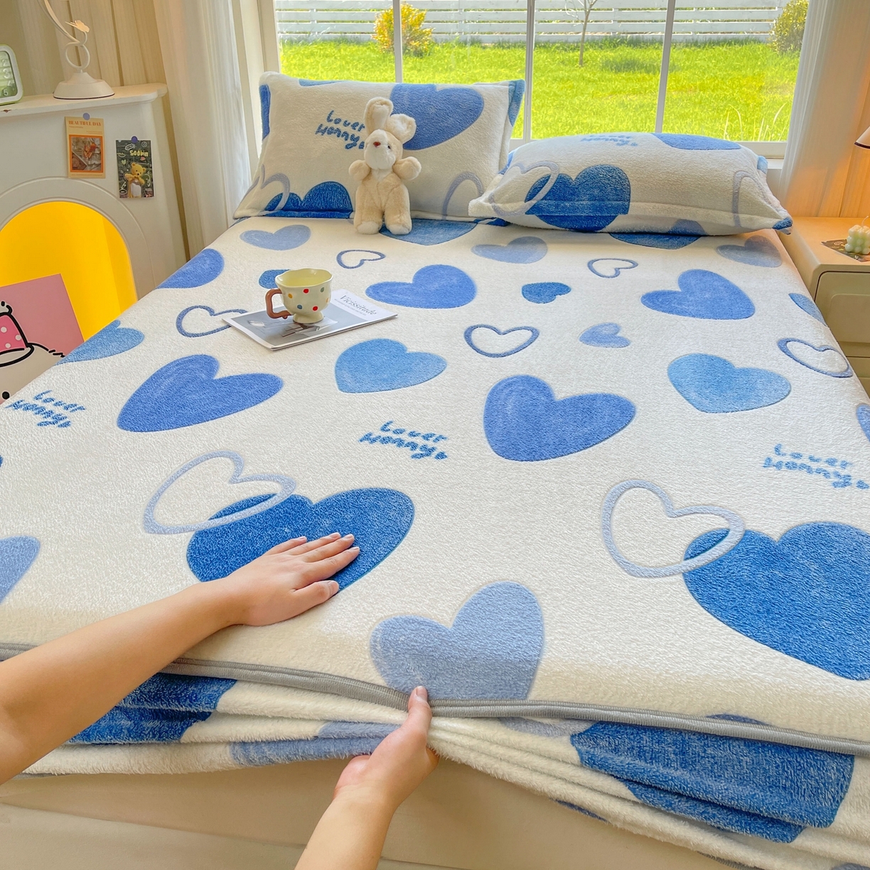 91家纺网 家纺一手货源 找家纺 牵梦萦家纺 2025新款雪花绒立体包边床笠 真爱心语