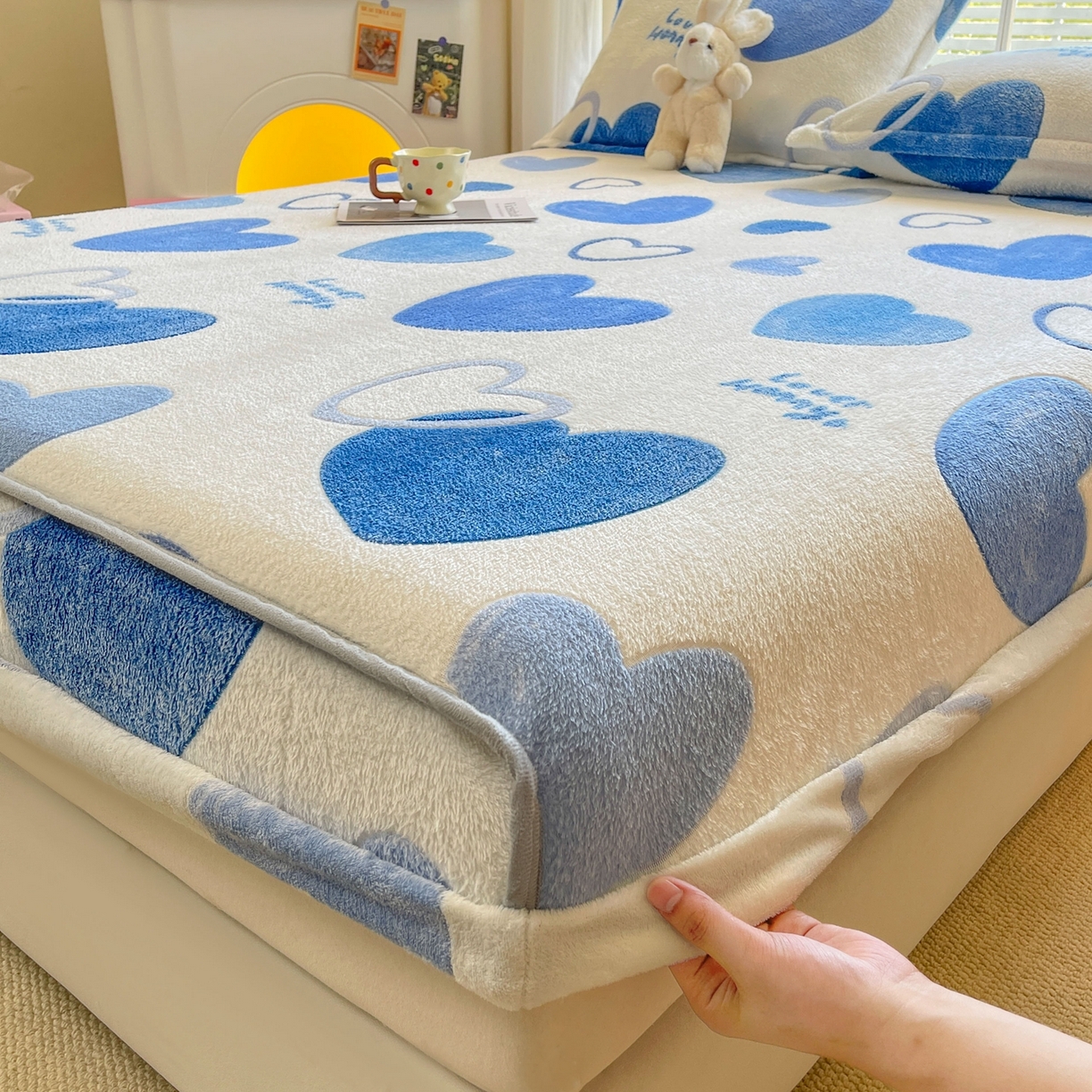 91家纺网 家纺一手货源 找家纺 牵梦萦家纺 2025新款雪花绒立体包边床笠 真爱心语