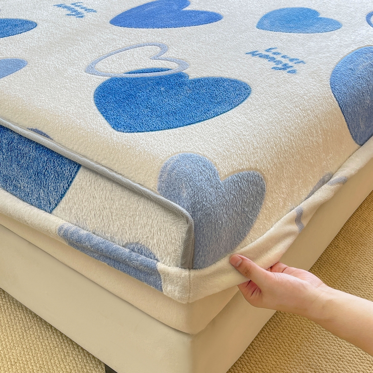 91家纺网 家纺一手货源 找家纺 牵梦萦家纺 2025新款雪花绒立体包边床笠 真爱心语