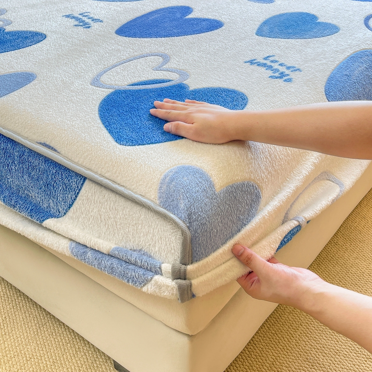 91家纺网 家纺一手货源 找家纺 牵梦萦家纺 2025新款雪花绒立体包边床笠 真爱心语