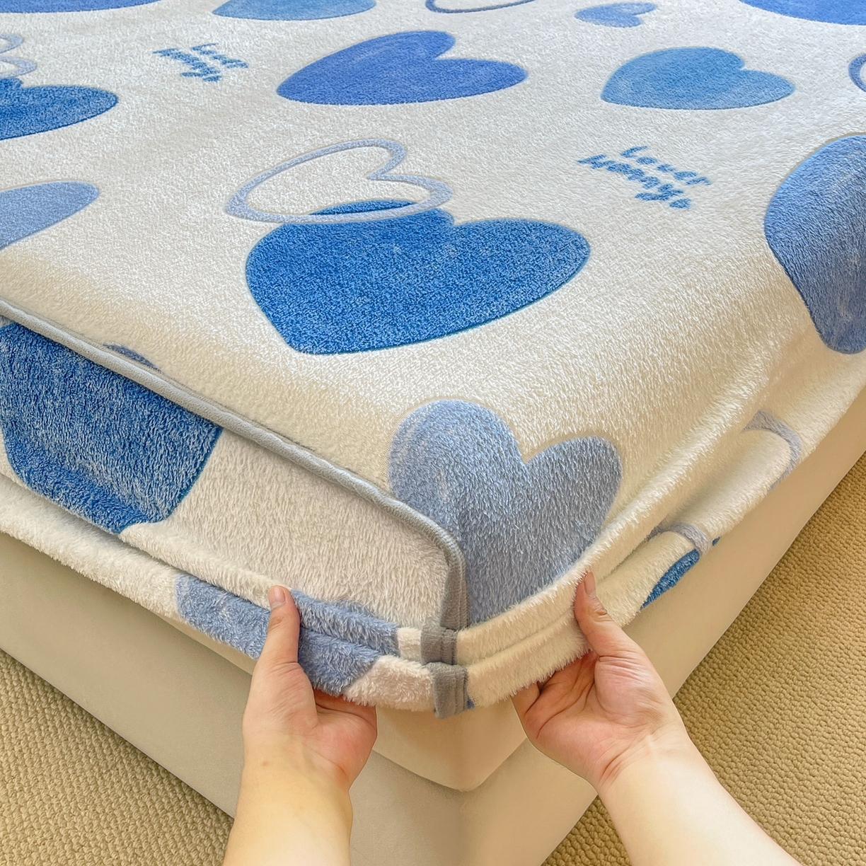 91家纺网 家纺一手货源 找家纺 牵梦萦家纺 2025新款雪花绒立体包边床笠 真爱心语