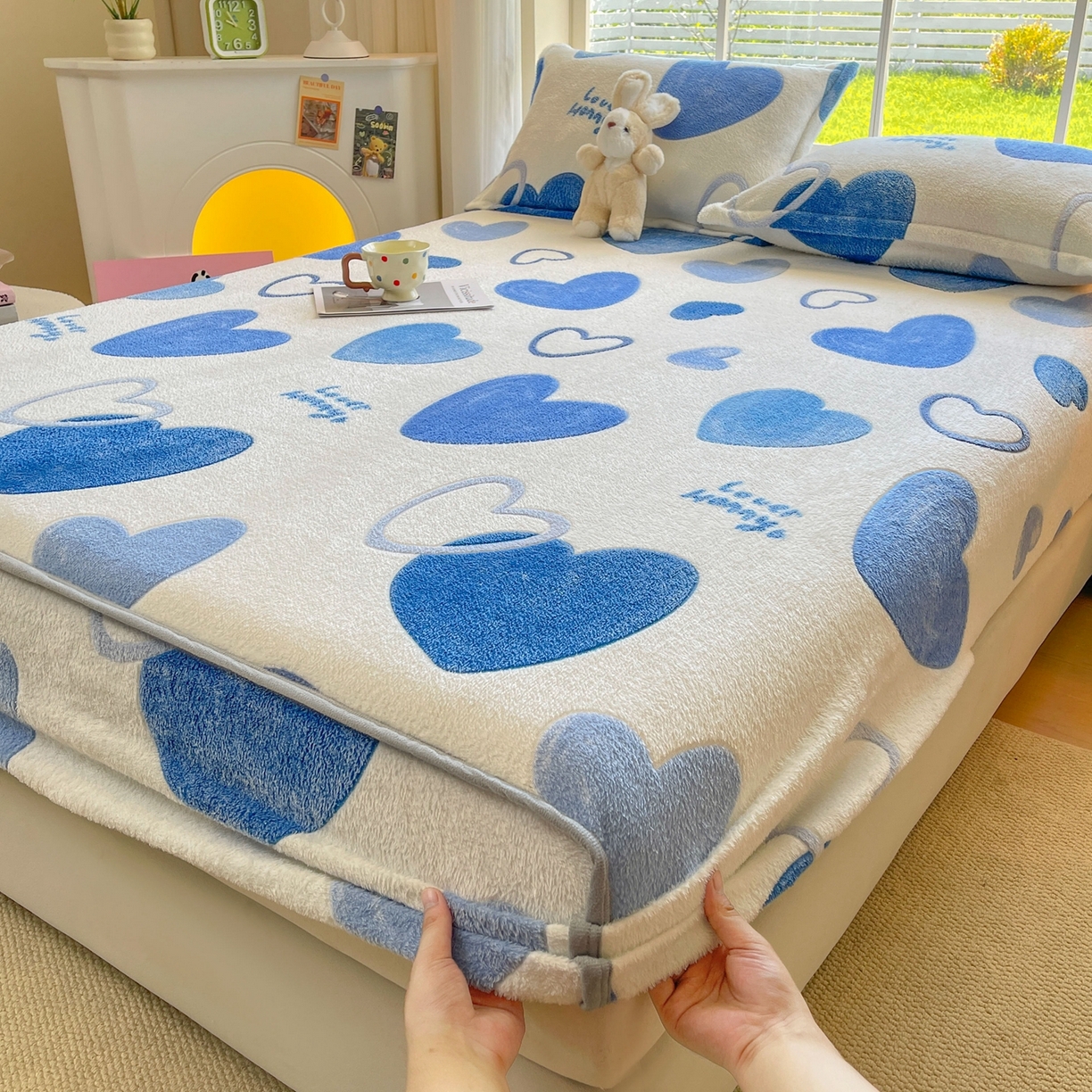 91家纺网 家纺一手货源 找家纺 牵梦萦家纺 2025新款雪花绒立体包边床笠 真爱心语