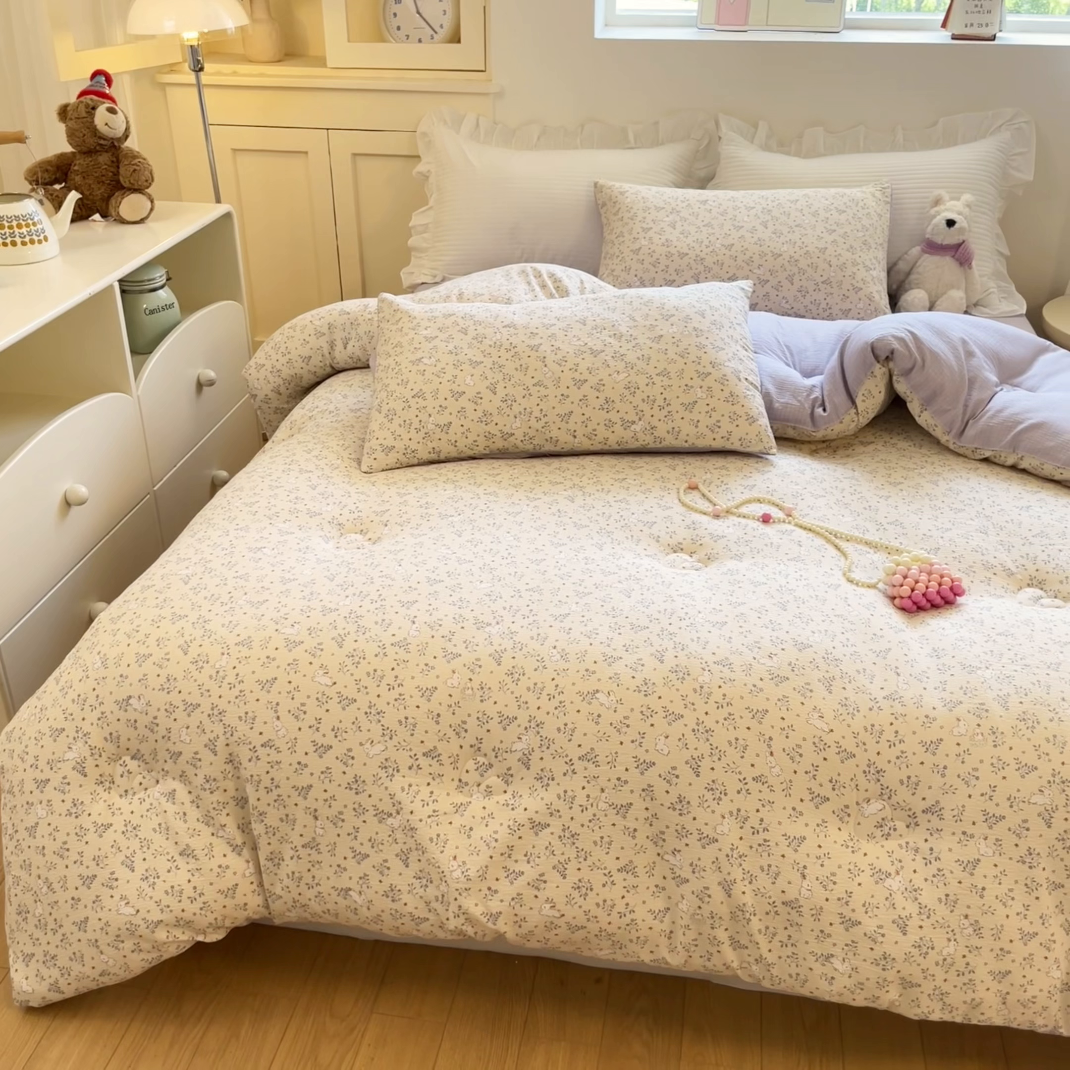 91家纺网 家纺一手货源 找家纺 大彩家居 2025新款水洗皱皱纱大豆被春秋被冬被 花丛小兔