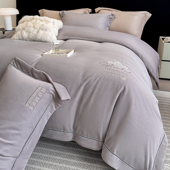 91家纺网 家纺一手货源 找家纺 席之家 2025新款75D高克重雅丝绒全消光A类母婴级280克雅丝绒四件套-皇冠 皇冠-浅灰
