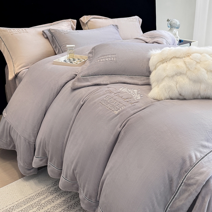 91家纺网 家纺一手货源 找家纺 席之家 2025新款75D高克重雅丝绒全消光A类母婴级280克雅丝绒四件套-皇冠 皇冠-浅灰