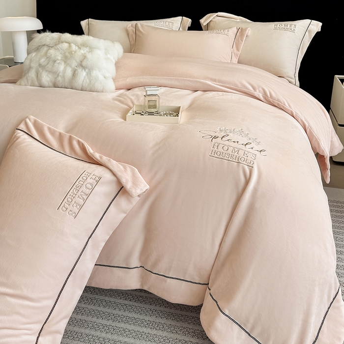 91家纺网 家纺一手货源 找家纺 席之家 2025新款75D高克重雅丝绒全消光A类母婴级280克雅丝绒四件套-皇冠 皇冠-粉玉