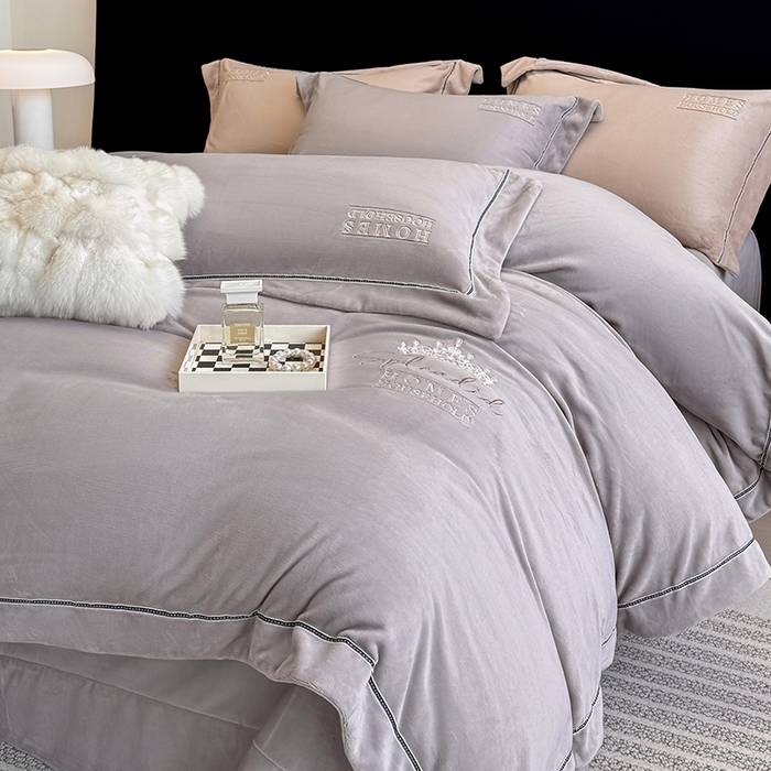 91家纺网 家纺一手货源 找家纺 席之家 2025新款75D高克重雅丝绒全消光A类母婴级280克雅丝绒四件套-皇冠 皇冠-浅灰