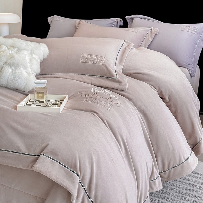 91家纺网 家纺一手货源 找家纺 席之家 2025新款75D高克重雅丝绒全消光A类母婴级280克雅丝绒四件套-皇冠 皇冠-浅驼