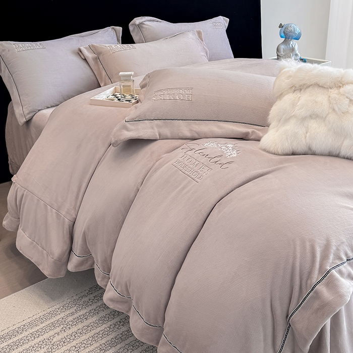 91家纺网 家纺一手货源 找家纺 席之家 2025新款75D高克重雅丝绒全消光A类母婴级280克雅丝绒四件套-皇冠 皇冠-浅驼