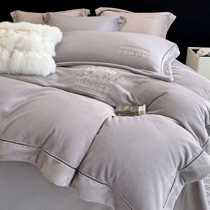 91家纺网 家纺一手货源 找家纺 席之家 2025新款75D高克重雅丝绒全消光A类母婴级280克雅丝绒四件套-皇冠 皇冠-浅灰