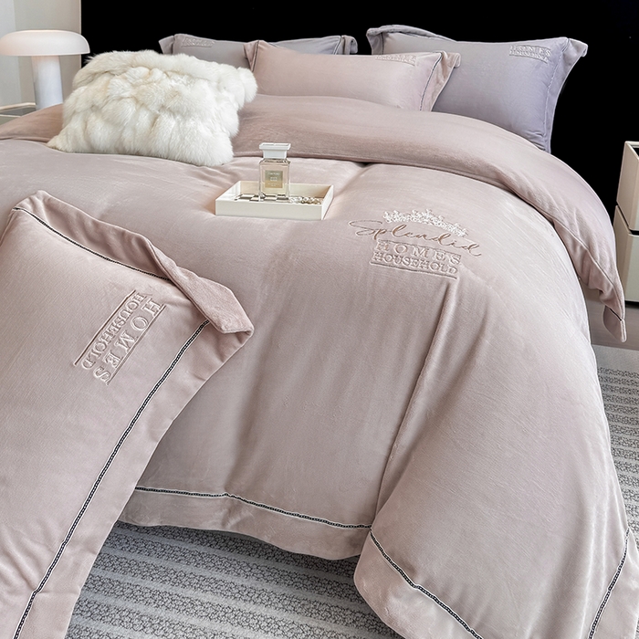 91家纺网 家纺一手货源 找家纺 席之家 2025新款75D高克重雅丝绒全消光A类母婴级280克雅丝绒四件套-皇冠 皇冠-浅驼