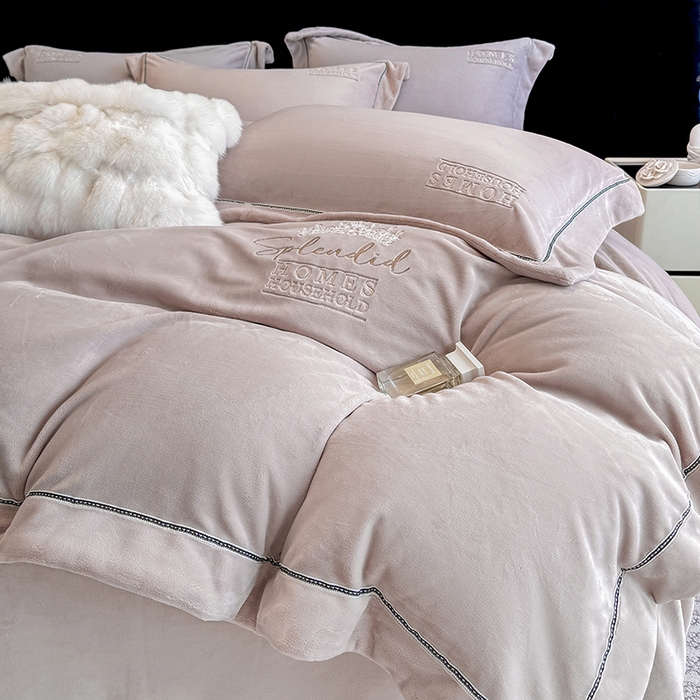 91家纺网 家纺一手货源 找家纺 席之家 2025新款75D高克重雅丝绒全消光A类母婴级280克雅丝绒四件套-皇冠 皇冠-浅驼