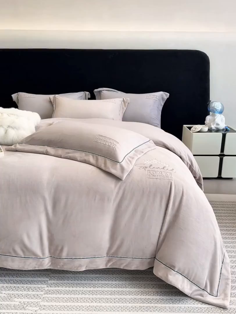 91家纺网 家纺一手货源 找家纺 席之家 2025新款75D高克重雅丝绒全消光A类母婴级280克雅丝绒四件套-皇冠 皇冠-浅驼