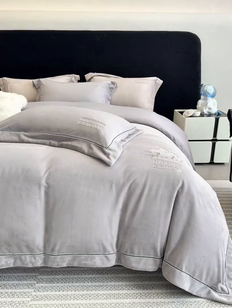 91家纺网 家纺一手货源 找家纺 席之家 2025新款75D高克重雅丝绒全消光A类母婴级280克雅丝绒四件套-皇冠 皇冠-浅灰