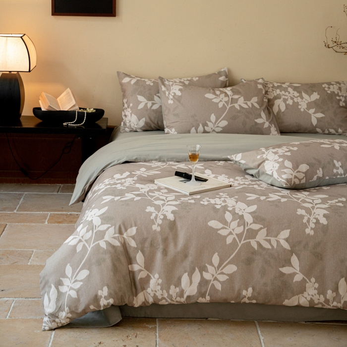 91家纺网 家纺一手货源 找家纺 眷恋家纺 2025新款全棉贡缎磨毛数码印花四件套 池影-灰