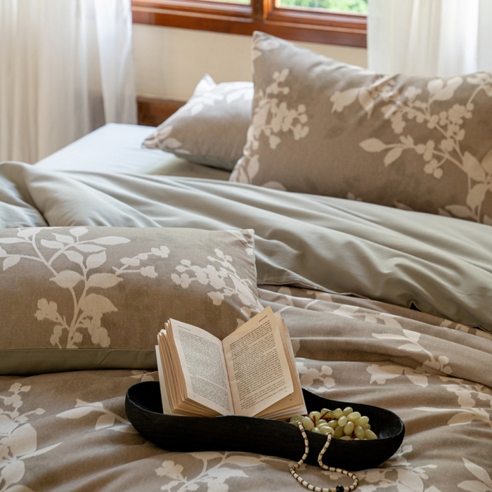 91家纺网 家纺一手货源 找家纺 眷恋家纺 2025新款全棉贡缎磨毛数码印花四件套 池影-灰