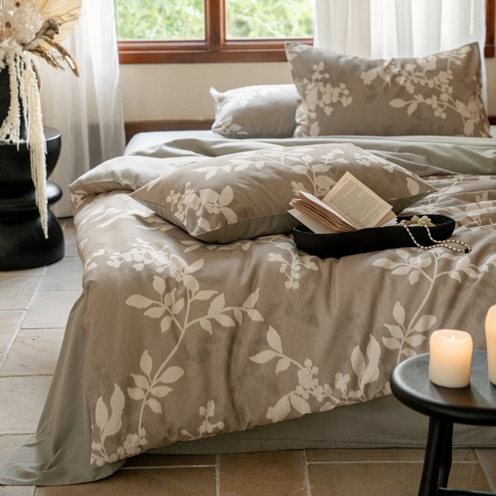 91家纺网 家纺一手货源 找家纺 眷恋家纺 2025新款全棉贡缎磨毛数码印花四件套 池影-灰