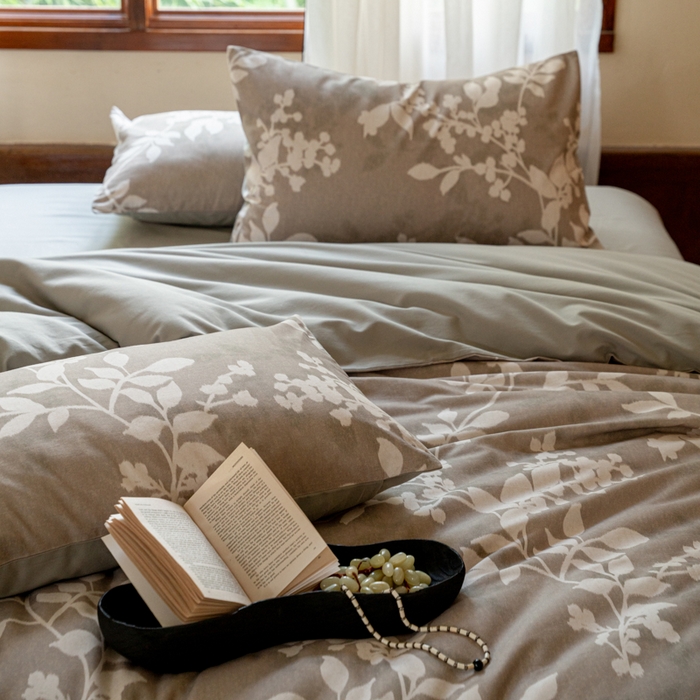 91家纺网 家纺一手货源 找家纺 眷恋家纺 2025新款全棉贡缎磨毛数码印花四件套 池影-灰