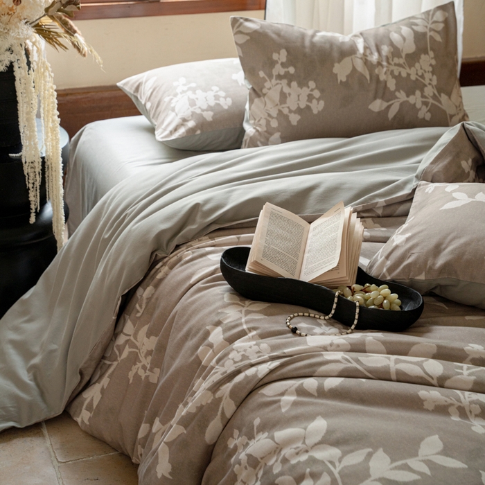 91家纺网 家纺一手货源 找家纺 眷恋家纺 2025新款全棉贡缎磨毛数码印花四件套 池影-灰