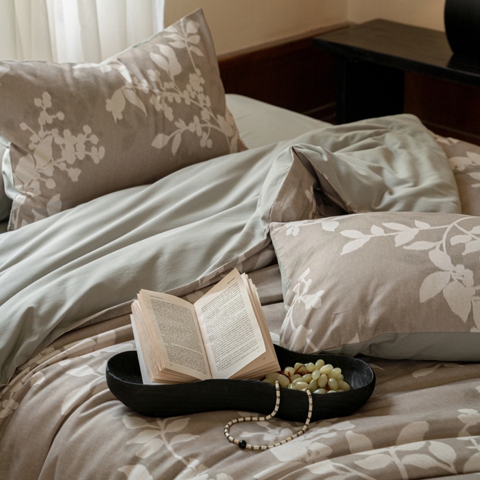 91家纺网 家纺一手货源 找家纺 眷恋家纺 2025新款全棉贡缎磨毛数码印花四件套 池影-灰