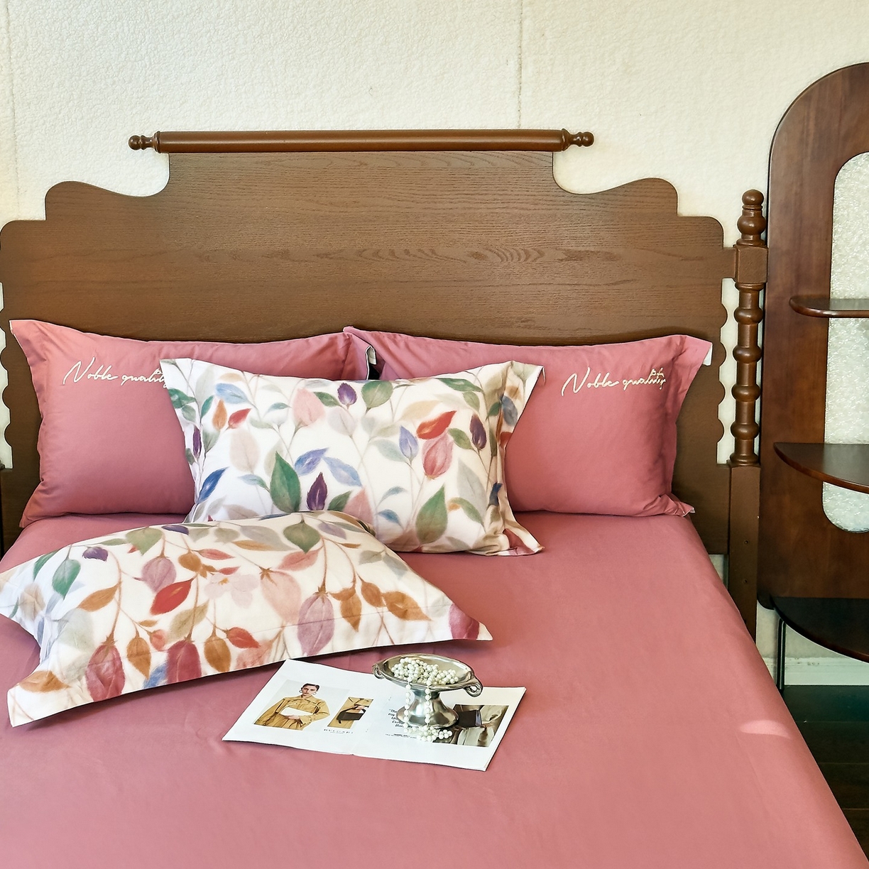 91家纺网 家纺一手货源 找家纺 由丽家纺 2025新款亲肤全棉纯棉磨毛印加绣四件套 景秋-红