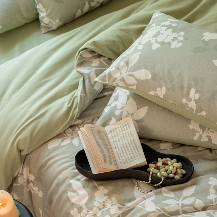 91家纺网 家纺一手货源 找家纺 眷恋家纺 2025新款全棉贡缎磨毛数码印花四件套 池影-绿